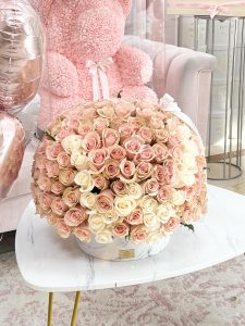 200 Famous Roses in Vase - Image 4