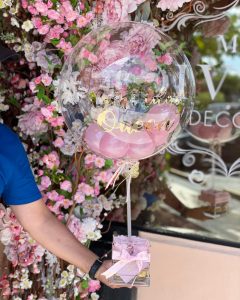 4 Preserved Roses Acrylic Box With Balloon - Image 3