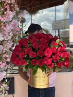 Caja Redonda Signature Cautivadora con 125 Rosas
