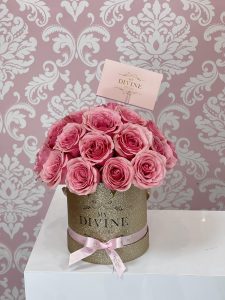 25 Roses in New Medium Signature Box - Image 2