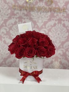 25 Roses in New Medium Signature Box - Image 3