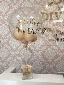 4 Preserved Roses Acrylic Box With Balloon - Image 6