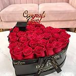 Caja de Corazón para Graduación con Rosas Frescas