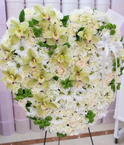 White Sweet Heart Wreath - Image 2