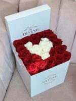 Caja Cuadrada Grande con Rosas Preservadas en Forma de Corazón