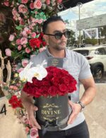 Arreglo Redondo 50 Rosas Frescas Cortadas con Orquídeas