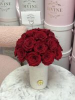 Jarrón de Cerámica con Rosas Preservadas