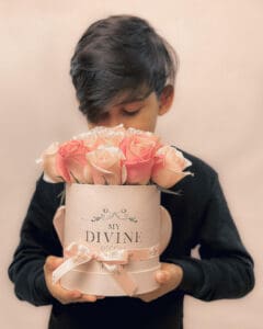 Annie Medium Fresh Roses - Image 4