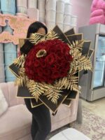 Ramo de Mano de Rosas y Hojas de Cuero Dorado - Image 7
