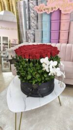 Wander XL arrangement with red roses