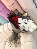 Ramo de Mano de Rosas y Orquídea Grande - Image 2