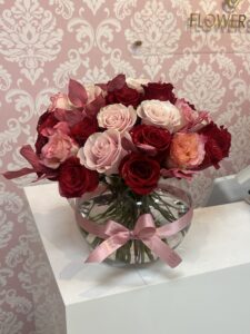 50 Roses In Clear Glass Bowl Vase - Image 2
