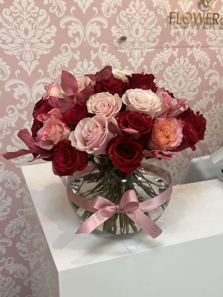 50 Roses In Clear Glass Bowl Vase - Image 2