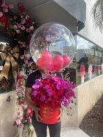 Caja redonda Sabrina con rosas rosadas y magenta