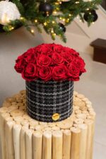 Caja Cuadrada con 25 Rosas Preservadas