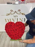 Corazón de Pie de 20" con Rosas Preservadas - Imagen 2