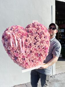 300+ Roses Standing Heart 2.5ft - Image 2