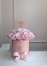 Caja Redonda Mediana con 16 Rosas Preservadas - Image 3
