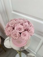 Caja Redonda Mediana con 16 Rosas Preservadas - Image 7
