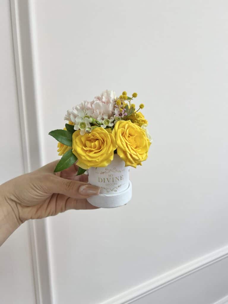 Tiny Divine Signature Box Mixed Fresh flowers