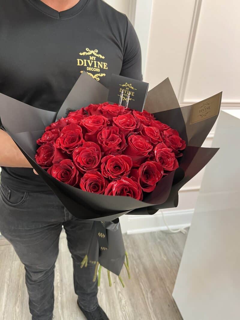 Hand Bouquet of Roses - Image 18