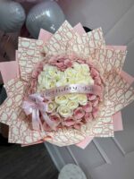 Ramo de Mano Redondo en Forma de Corazón de Rosas - Image 2