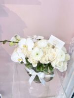 Rosas Blancas Puras en Florero de Vidrio Moon - Image 3