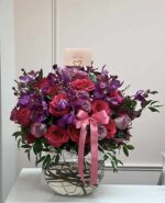 50 Rosas y Mokaras en Florero de Cristal Transparente