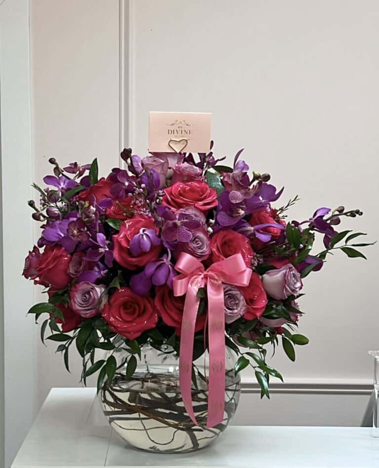 50 Roses &  Mokaras In Clear Glass Bowl