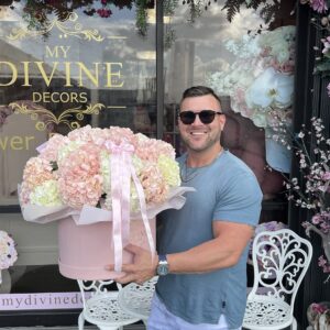 In Love with Hydrangeas Grand Box - Image 2