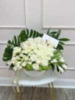 Armonía de Flores Blancas en Jarrón