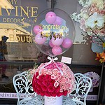 Caja sombrero Carla con rosas rosadas y globo burbuja