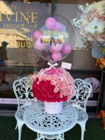 Caja sombrero Carla con rosas rosadas y globo burbuja