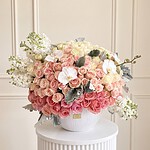 Lovely en florero XL: rosas durazno y crema, alhelí blanco y orquídeas en florero blanco