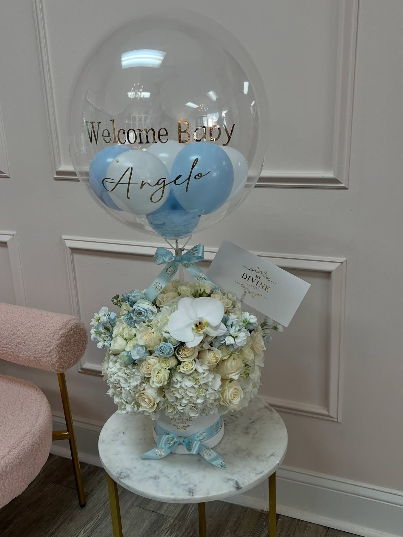 Welcome Baby box with ivory roses, blue hydrangea, white orchid and bubble balloon Caja Welcome Baby con rosas marfil, hortensia celeste, orquídea blanca y globo burbuja