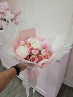 Ramo de Mano de Rosas y Peonías - Image 5