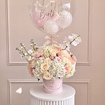 Susan: rosas crema y durazno con hortensias y orquídeas en caja rosada con perlas y globo burbuja Happy Birthday