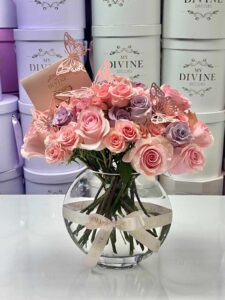 Sweetheart In Clear Glass Vase - Image 3