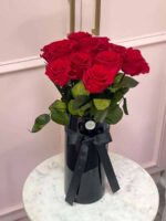 12 Rosas de Tallo Largo Preservadas en Jarrón - Image 2