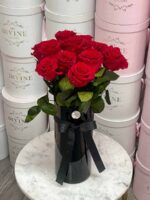 12 Rosas de Tallo Largo Preservadas en Jarrón