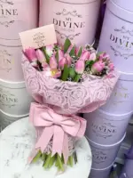 Ramo de Tulipanes con Lazo - Image 2