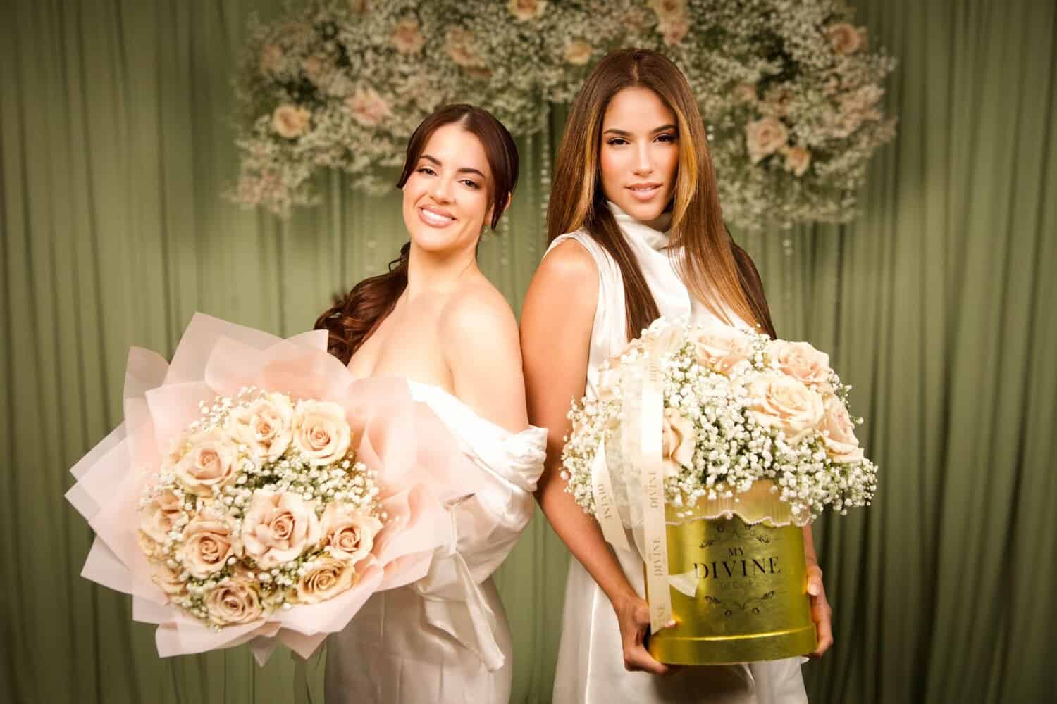 Dos mujeres con un ramo buchón de rosas champaña y una caja dorada My Divine Decors en la sesión del Día de las Madres