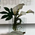 Elegancia Moderna – Arreglo de Seda con Calas Blancas