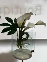Elegancia Moderna – Arreglo de Seda con Calas Blancas