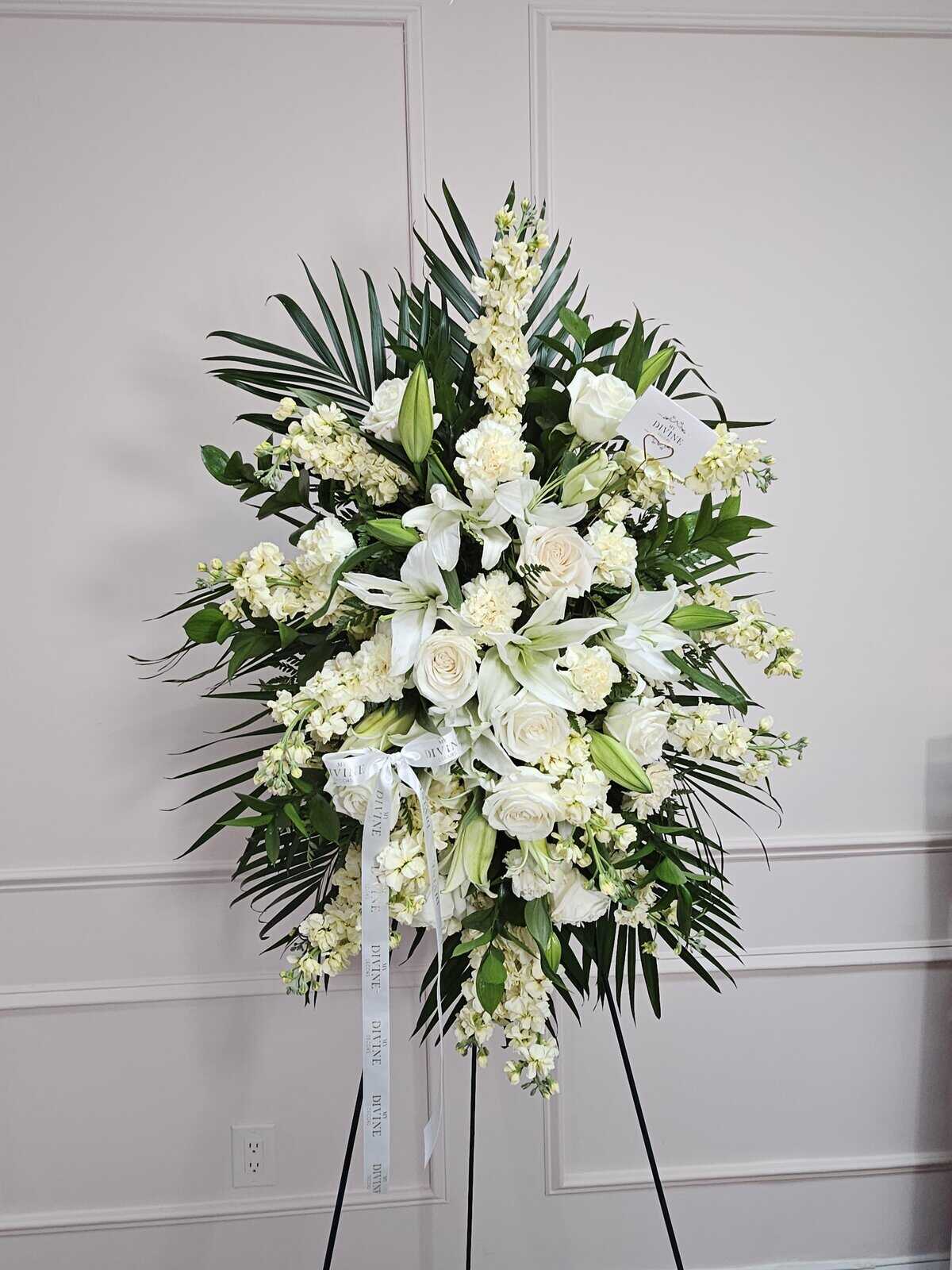 elegant-funeral-standing-spray-2 Arreglo Elegante de Pie para Funeral - Imagen 1