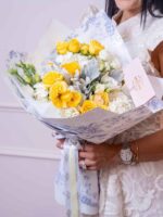 Elegant bouquet with yellow and white flowers