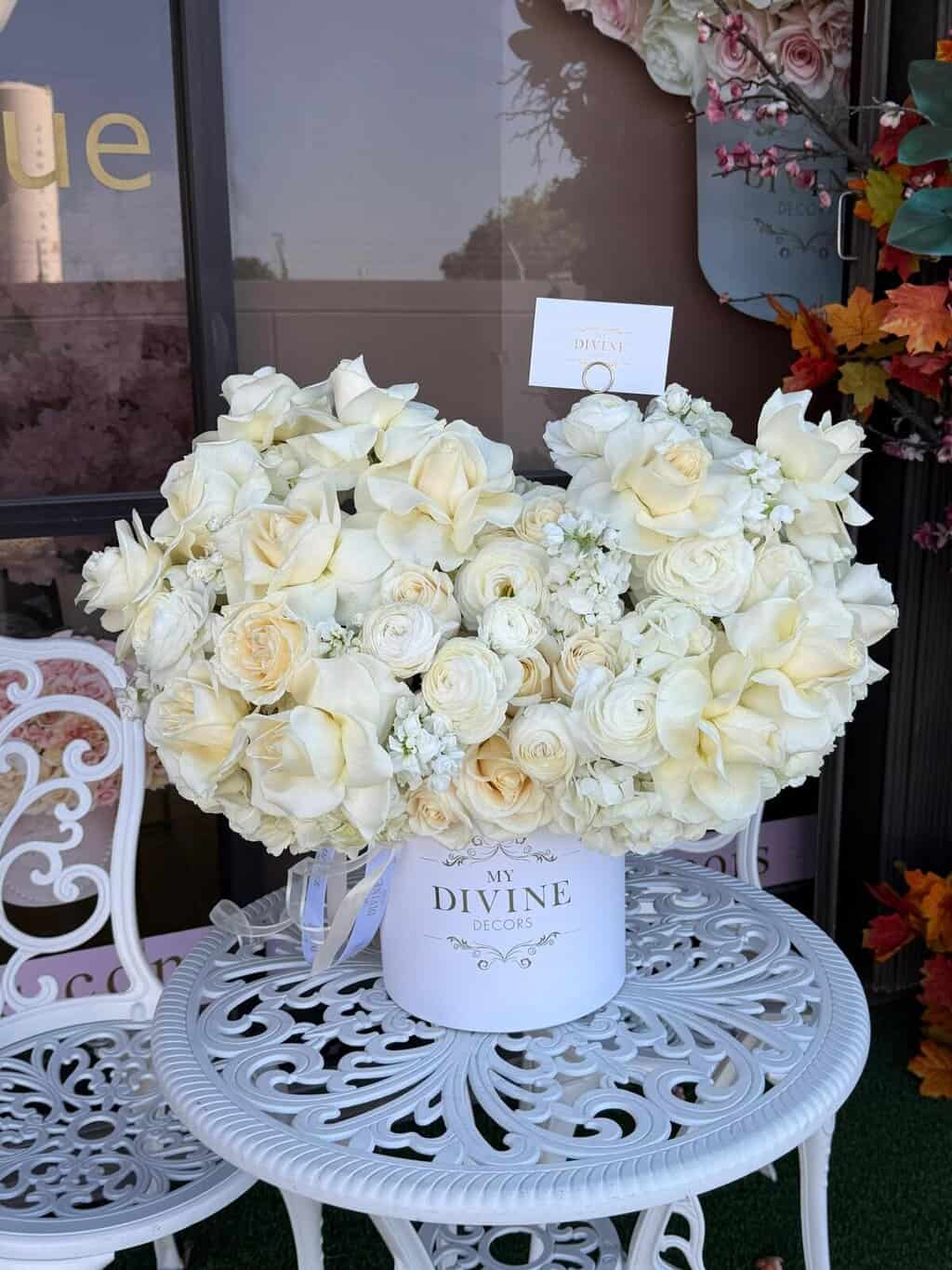 white-heart-elegance-hat-box-3 White heart elegance hat box - Image 1