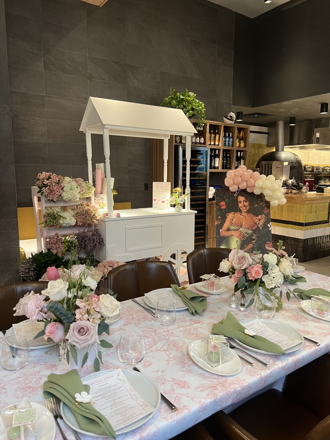 Carrito del flower bar en un brunch de bridal shower en Miami