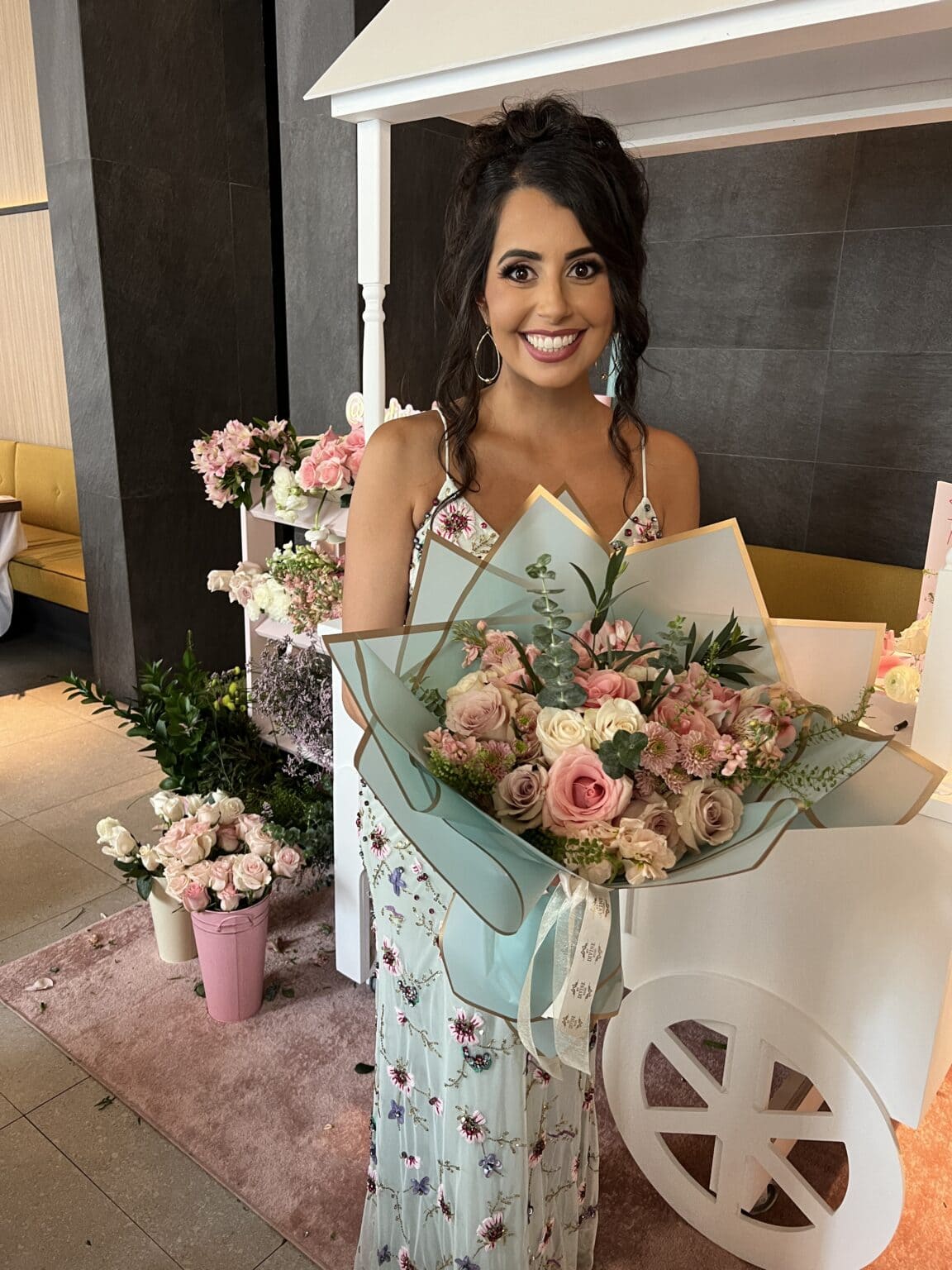 Invitada con el ramo que envolvió nuestra florista en el flower bar