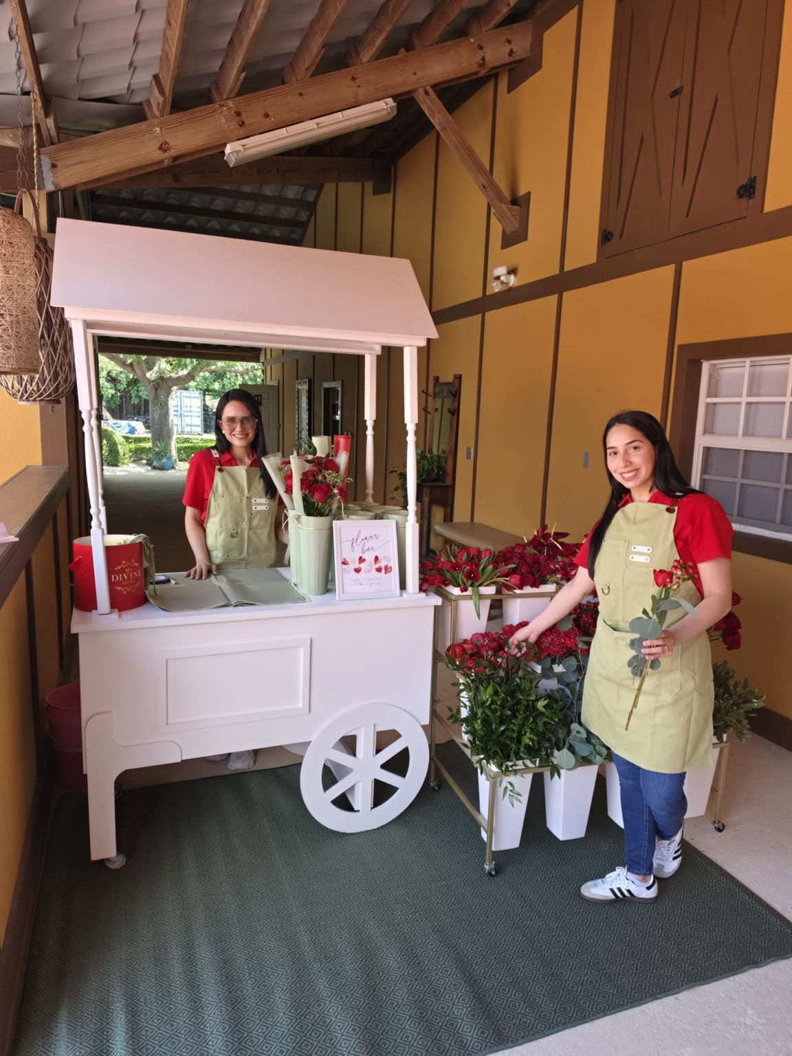 Floristas de My Divine Decors atendiendo el carrito del Flower Bar